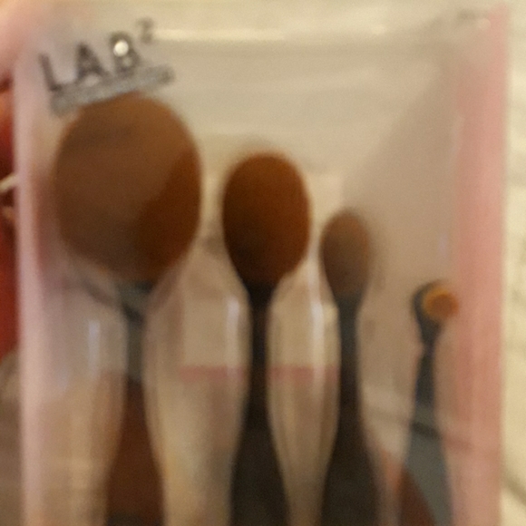 L.A.B 4 PIECE LUXE BRUSH KIT - Picture 3 of 4